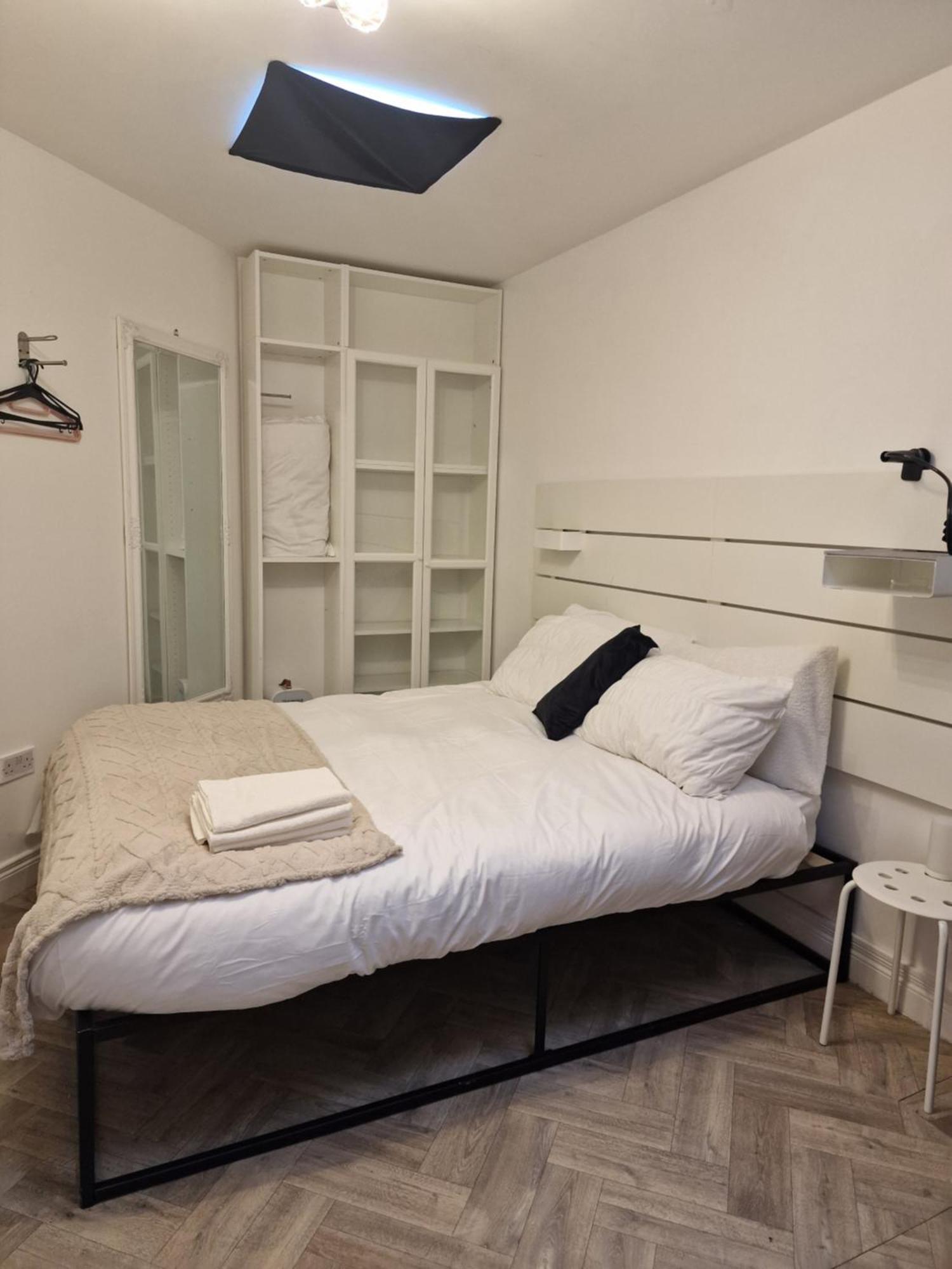 Auberge de jeunesse Aunty Katie'S House, Ni Tourist Board Certified & Located On The Main Oldpark Road To Belfast, With Free Continental Breakfast & Free Ultra Fast Sky Internet, Free Sky Sports & Free Sky Cinema, Self-Check In After 10Pm Gmt Extérieur photo