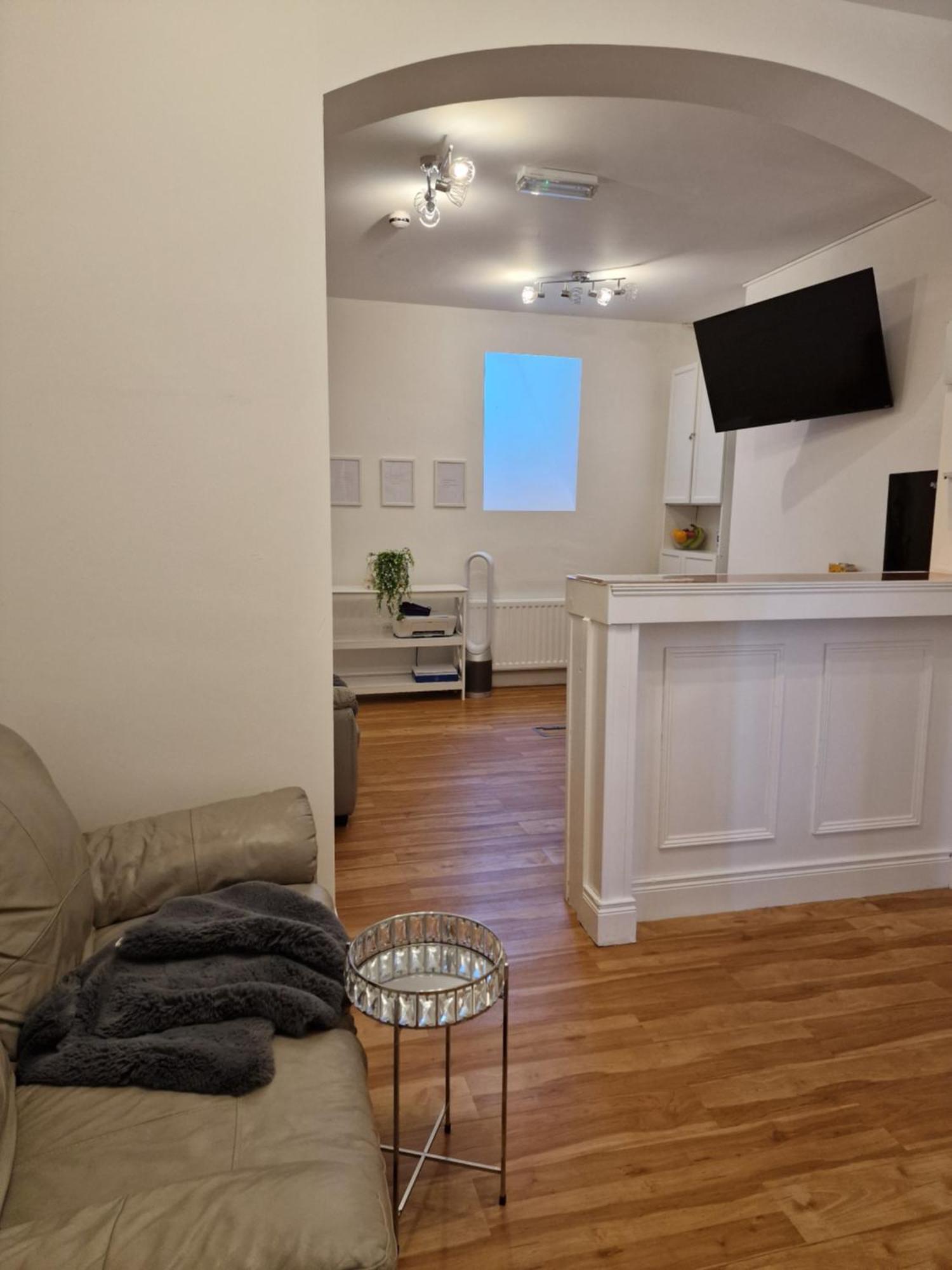 Auberge de jeunesse Aunty Katie'S House, Ni Tourist Board Certified & Located On The Main Oldpark Road To Belfast, With Free Continental Breakfast & Free Ultra Fast Sky Internet, Free Sky Sports & Free Sky Cinema, Self-Check In After 10Pm Gmt Extérieur photo