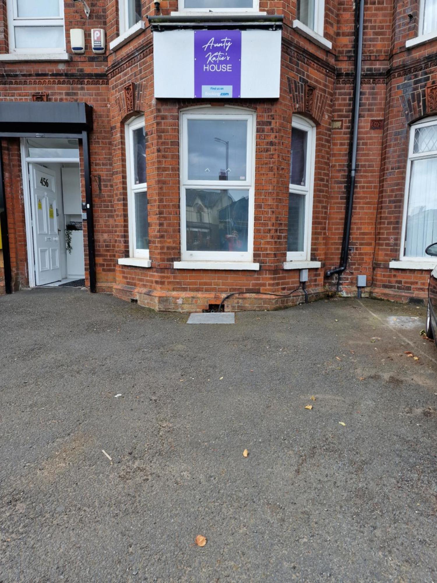 Auberge de jeunesse Aunty Katie'S House, Ni Tourist Board Certified & Located On The Main Oldpark Road To Belfast, With Free Continental Breakfast & Free Ultra Fast Sky Internet, Free Sky Sports & Free Sky Cinema, Self-Check In After 10Pm Gmt Extérieur photo