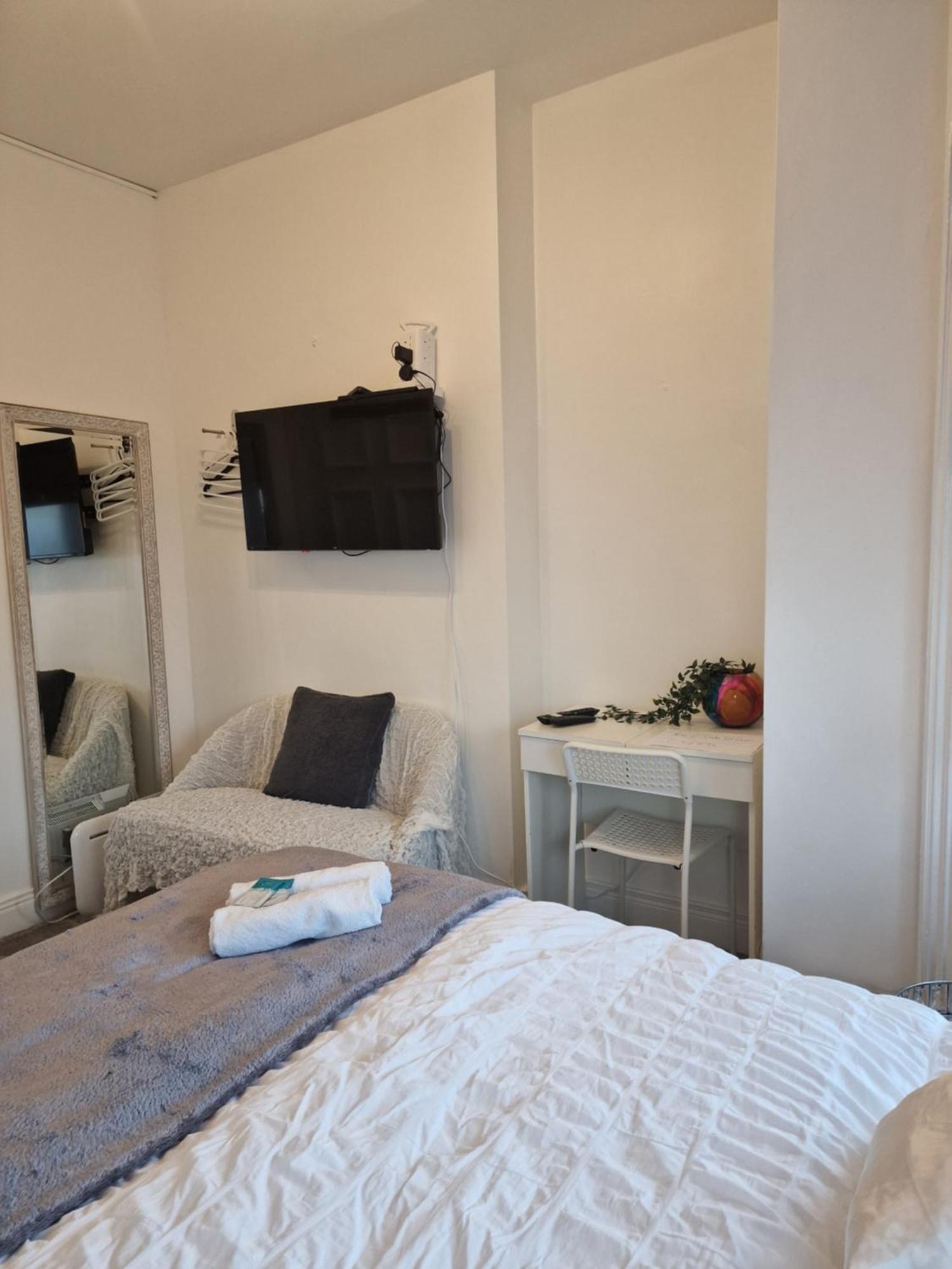 Auberge de jeunesse Aunty Katie'S House, Ni Tourist Board Certified & Located On The Main Oldpark Road To Belfast, With Free Continental Breakfast & Free Ultra Fast Sky Internet, Free Sky Sports & Free Sky Cinema, Self-Check In After 10Pm Gmt Extérieur photo
