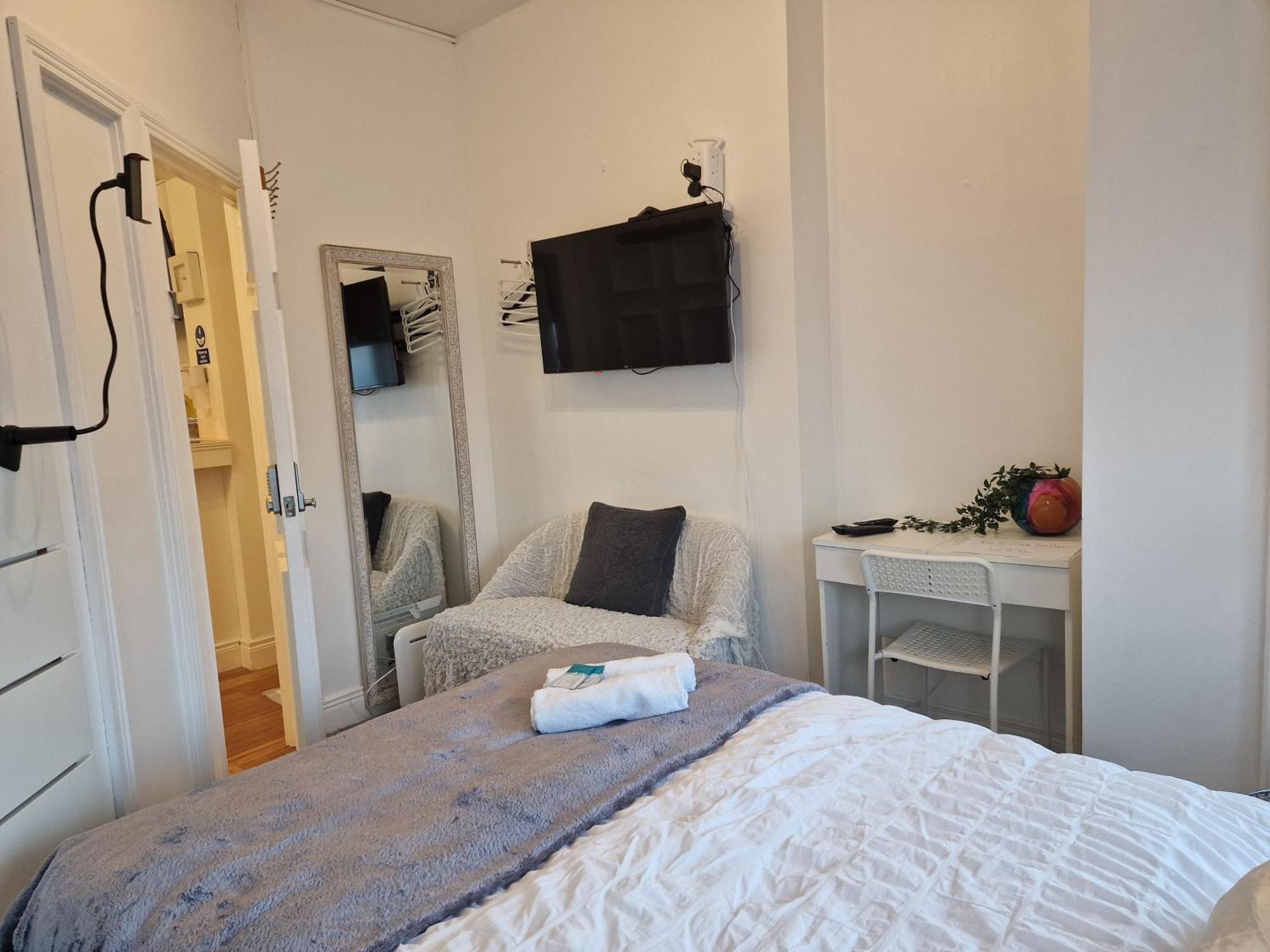 Auberge de jeunesse Aunty Katie'S House, Ni Tourist Board Certified & Located On The Main Oldpark Road To Belfast, With Free Continental Breakfast & Free Ultra Fast Sky Internet, Free Sky Sports & Free Sky Cinema, Self-Check In After 10Pm Gmt Extérieur photo