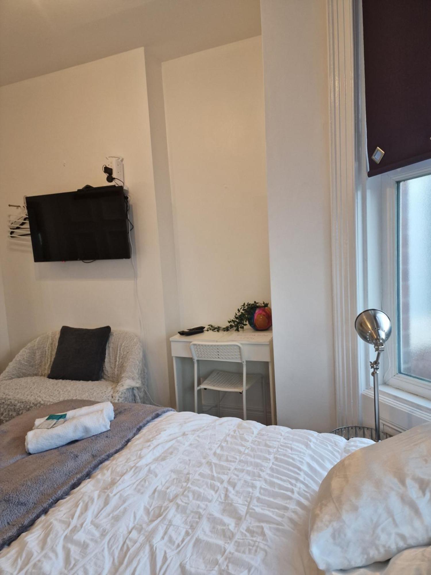Auberge de jeunesse Aunty Katie'S House, Ni Tourist Board Certified & Located On The Main Oldpark Road To Belfast, With Free Continental Breakfast & Free Ultra Fast Sky Internet, Free Sky Sports & Free Sky Cinema, Self-Check In After 10Pm Gmt Extérieur photo